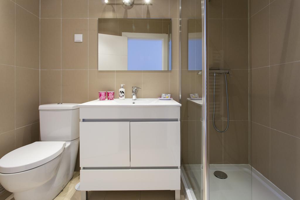 Joivy Joyful 2Br Apt With Terrace Nearby Sao Bento Palace ลิสบอน ห้อง รูปภาพ